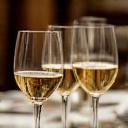 Elegante champagneglas stillet op til et event i et klubhus.